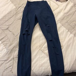 Alo yoga leggings with rips, navy blue, size XS, barely worn great condition